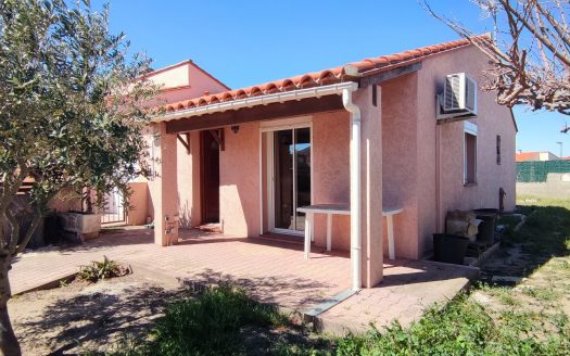 Semi detached house with garden and garage