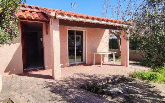 Semi detached house with garden and garage