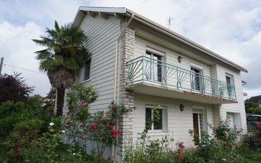 Traditional house located in a quiet résidentiel area.