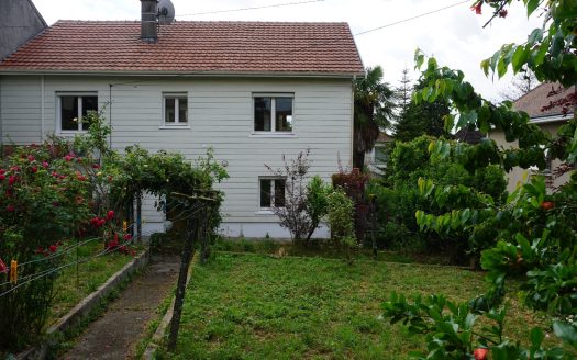 Traditional house located in a quiet résidentiel area.