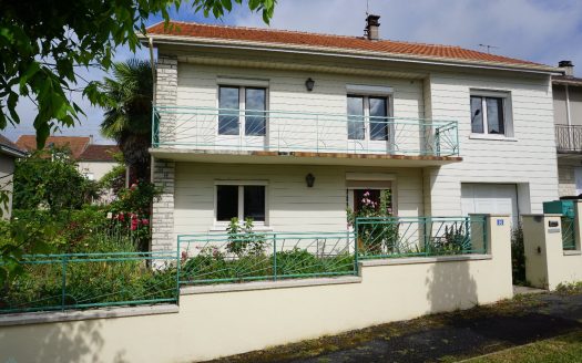 Traditional house located in a quiet résidentiel area.