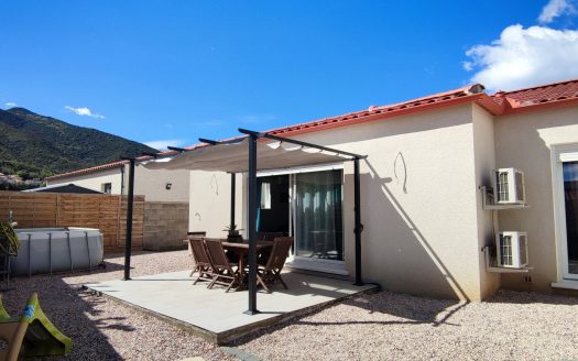 Semi detached house with garden and garage