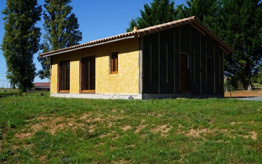 Wooden frame house in the quiet of the countryside.