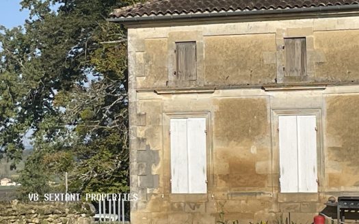 50 minutes from Bordeaux, 1 hectare property with beautiful residence and outbuildings