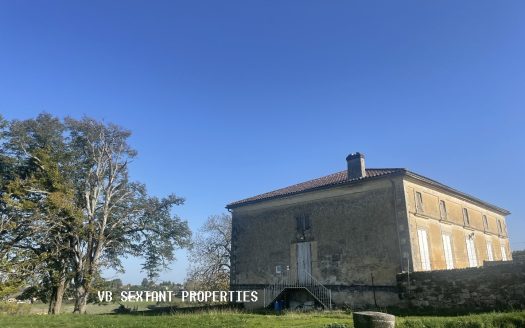 50 minutes from Bordeaux, 1 hectare property with beautiful residence and outbuildings