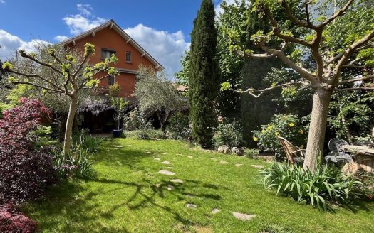 Renovated house from the 30&apos;s, garage, beautiful garden