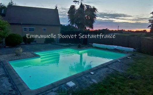 10 min from BERGERAC, charming perigourdine-style house, 4 bedrooms, swimming-pool, barbecue, garage, covered terrace, beautiful fenced garden with a view