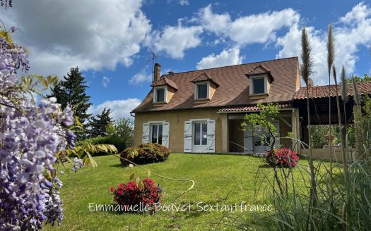 10 min from BERGERAC, charming perigourdine-style house, 4 bedrooms, swimming-pool, barbecue, garage, covered terrace, beautiful fenced garden with a view