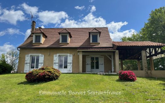 10 min from BERGERAC, charming perigourdine-style house, 4 bedrooms, swimming-pool, barbecue, garage, covered terrace, beautiful fenced garden with a view