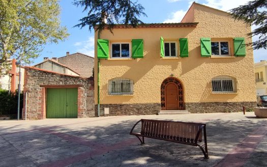 Character house with garden and garage