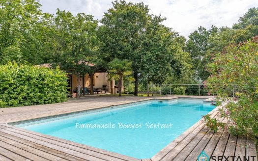 EXCLUSIVE IN BERGERAC, only 8 min drive from town-centre, one floor house with 5 bedrooms, 4 bathrooms, 50 sqm living-room, swimming-pool, peaceful environment