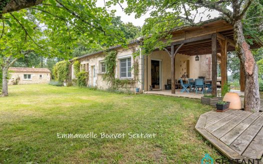 EXCLUSIVE IN BERGERAC, only 8 min drive from town-centre, one floor house with 5 bedrooms, 4 bathrooms, 50 sqm living-room, swimming-pool, peaceful environment