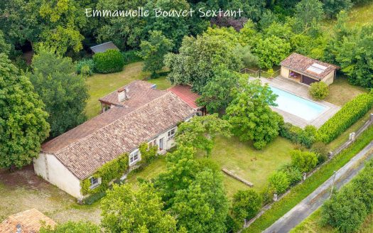 EXCLUSIVE IN BERGERAC, only 8 min drive from town-centre, one floor house with 5 bedrooms, 4 bathrooms, 50 sqm living-room, swimming-pool, peaceful environment