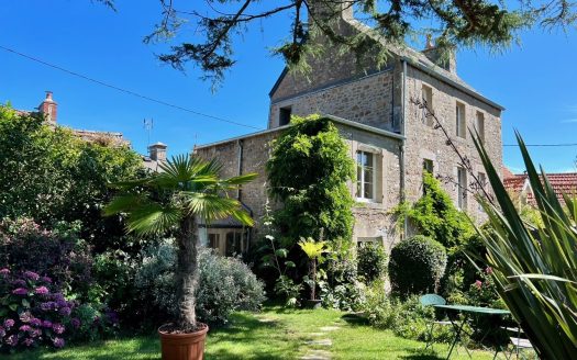 Proche de Cherbourg en Normandie maison en pierre dans village côtier