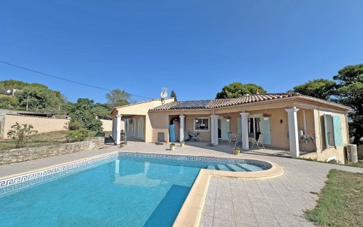 Spacious, 4 bedroom single storey villa with swimming pool and garage