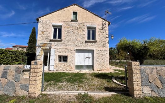 Detached house with garden close to the city center