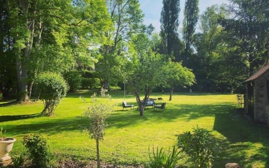 Exclusive: West of Fontainebleau and 35 minutes from Paris. Here is a house of character (200 sqm floor space), in exposed stone, completely renovated in 2021.