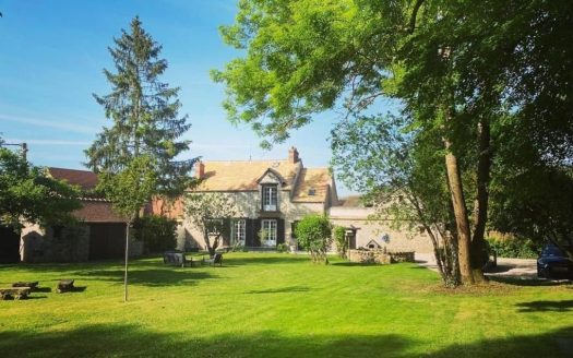 Exclusive: West of Fontainebleau and 35 minutes from Paris. Here is a house of character (200 sqm floor space), in exposed stone, completely renovated in 2021.