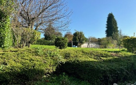 Farmhouse with large barn and garden behind, walking disténce to a lovely village.