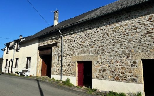 Farmhouse with large barn and garden behind, walking disténce to a lovely village.