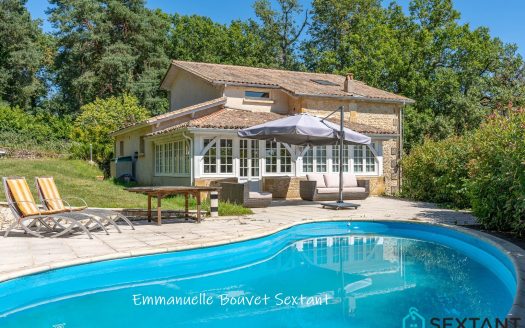 EAS BERGERAC, large stone house with a panoramic view over the countryside and village, 5 bedrooms, two living spaces, swimming-pool, 3 garages, workshop, 7000 sqm of land.