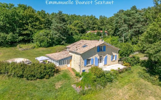 EAS BERGERAC, large stone house with a panoramic view over the countryside and village, 5 bedrooms, two living spaces, swimming-pool, 3 garages, workshop, 7000 sqm of land.