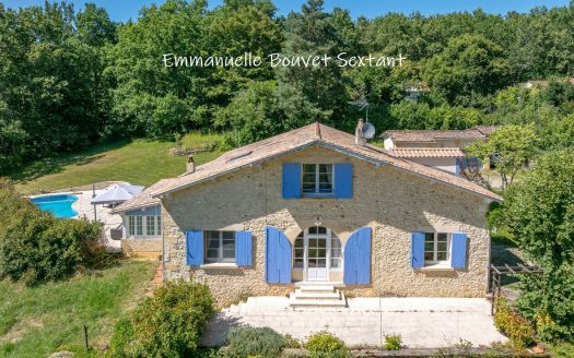 EAS BERGERAC, large stone house with a panoramic view over the countryside and village, 5 bedrooms, two living spaces, swimming-pool, 3 garages, workshop, 7000 sqm of land.