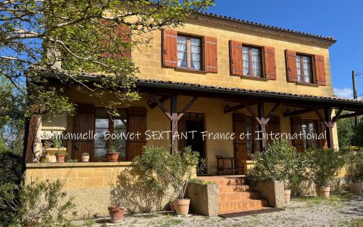 Large family-house with a view on countryside and village, 4 bedrooms, parc, terrasse, barbecue, bars and shops walking distance