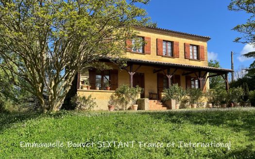 Large family-house with a view on countryside and village, 4 bedrooms, parc, terrasse, barbecue, bars and shops walking distance