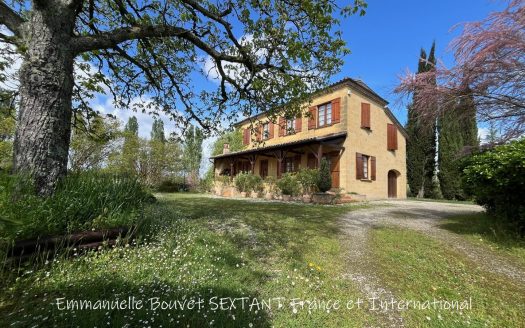 Large family-house with a view on countryside and village, 4 bedrooms, parc, terrasse, barbecue, bars and shops walking distance