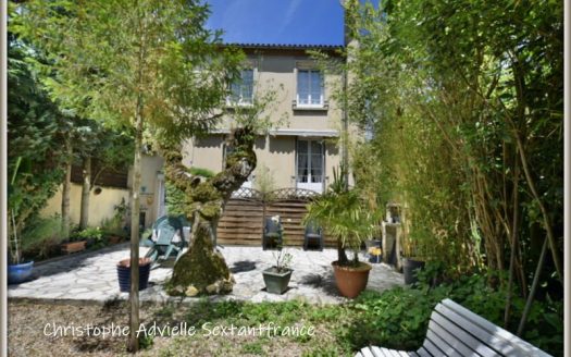 Town house in the heart of Bergerac, garage, 4 bedrooms, lovely garden with privacy