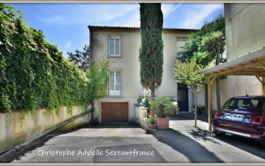 Town house in the heart of Bergerac, garage, 4 bedrooms, lovely garden with privacy