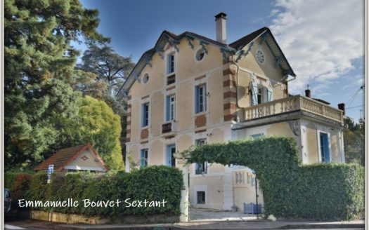 Beautiful large bourgeois mansion from 19th century, town center, all comodities walking distance, garden, terraces, garage