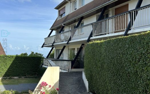 Seaside apartment with view