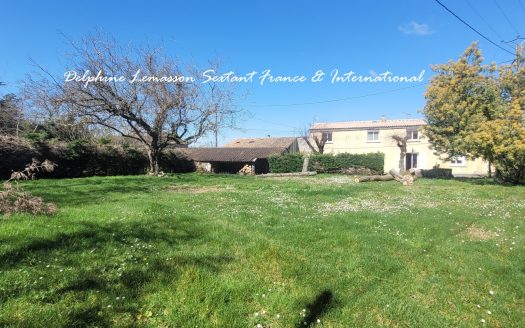 Investment opportunity in Monbazillac, Dordogne, 3 apartments with land and outbuildings