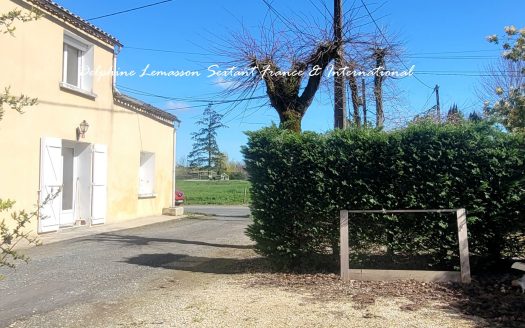 Investment opportunity in Monbazillac, Dordogne, 3 apartments with land and outbuildings