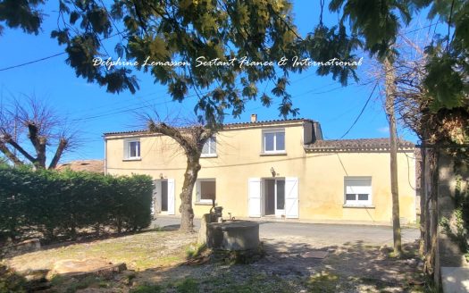 Investment opportunity in Monbazillac, Dordogne, 3 apartments with land and outbuildings