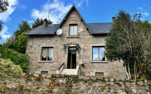 Lovely stone deatched house, 3 bedrooms, with a separate stone house/barn  5678 sqm