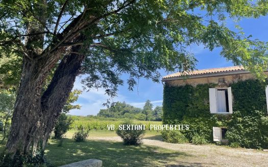 35 minutes from Bordeaux, charming property.1.5 hectares with beautiful residence and outbuildings