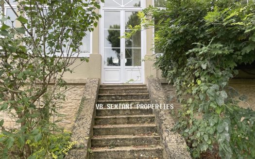 35 minutes from Bordeaux, charming property.1.5 hectares with beautiful residence and outbuildings