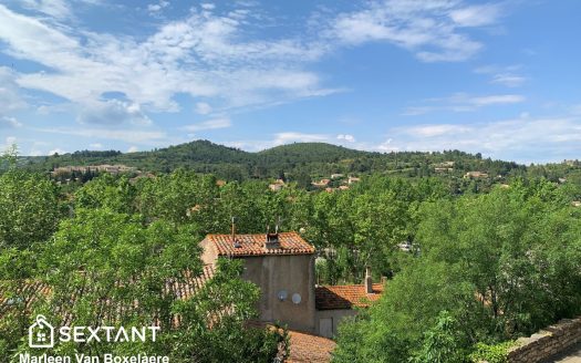 Durban-Corbières, village house with two garages, terrace and nice view.