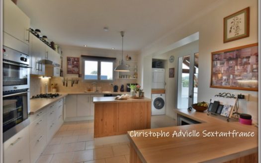 Between Bergerac and Lalinde, detached house with 4 bedrooms and a study, 2 shower rooms, detached big garage and lovely plot