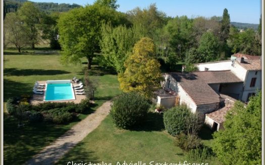 Resort offering 5 bed and breakfast, 2 gîtes, private house, pool on big plot of 1 H