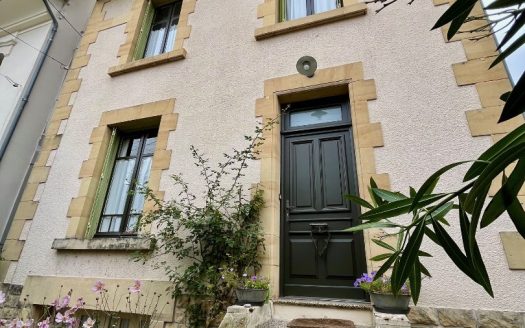 Rare in the town of Bergerac, nice quarter, charming city house, 5 bedrooms, 2 bathrooms, garden, pool and garage