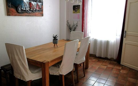 In the city center, quiet, old house with 4 bedrooms, garden and small independent cottage