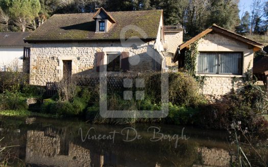 Charming Stone House Near the Lake