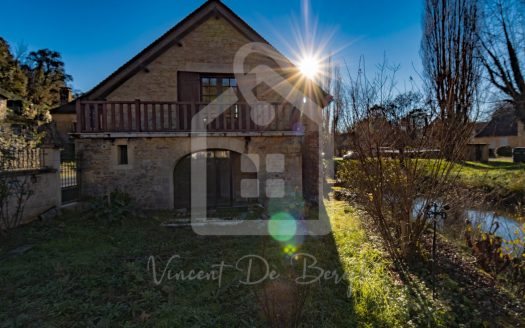 Charming Stone House Near the Lake