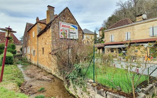 Village house to be renovated and ideally located in the heart of the Périgord Noir.