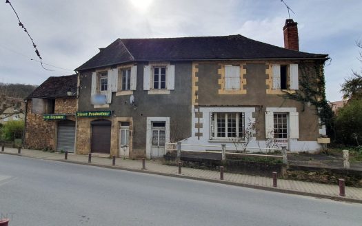 Village house to be renovated and ideally located in the heart of the Périgord Noir.