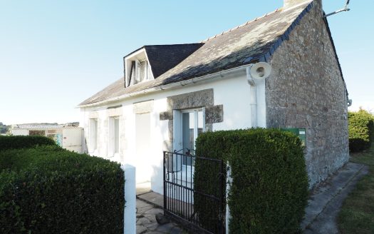 Une petite maison en pierres à la campagne